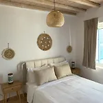 Nesa Paros Naousa (Paros)