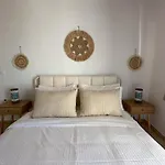 Nesa Paros *